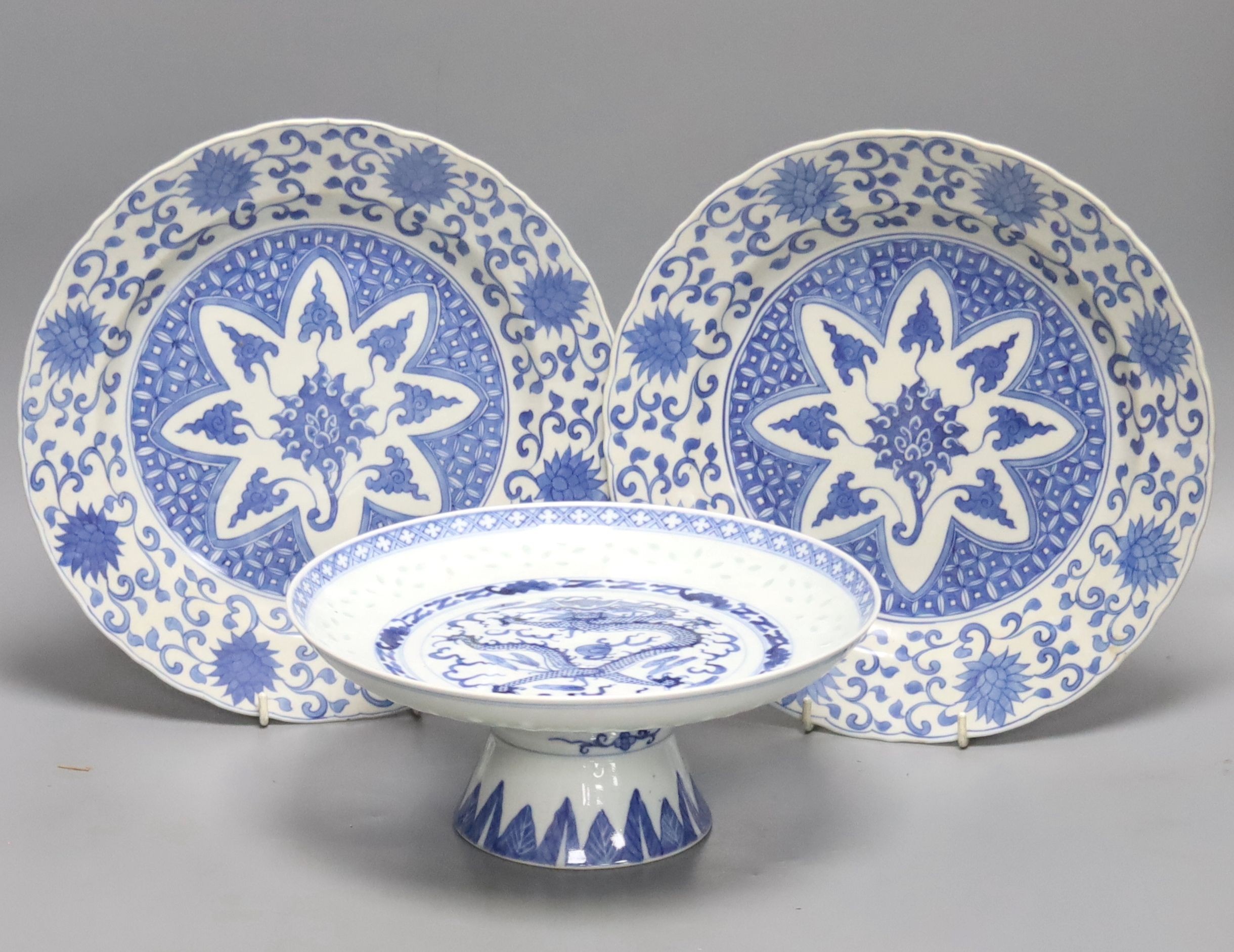 A pair of Chinese blue and white dishes, 28cm, and a similar comport